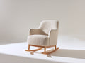 Mecedora tapizada 78x90x95 cm - beige y marrón claro - respaldo envolvente con reposabrazos y patines curvos de madera - diseño moderno para salón y dormitorio